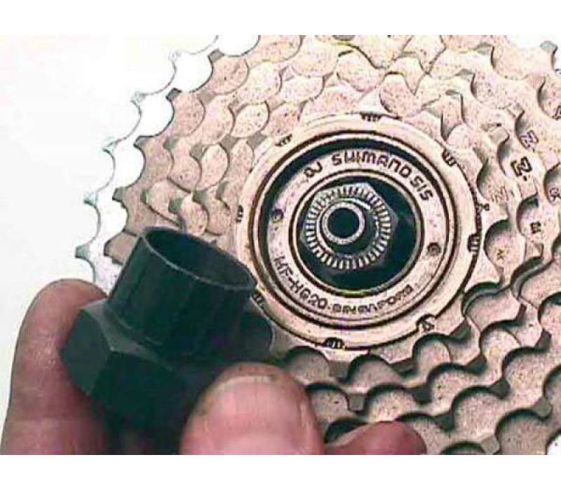 Разбор колеса велосипеда. Ключ для кассеты Shimano на велосипеде. Трещетка шимано подшипники верх. Обгонная муфта катушки шимано 4000. Велосипеде заднего Shimano трещетка.